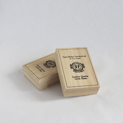 Luxusní kapesníky v dřevěné krabičce Luxusní kapesníky v dřevěné krabičce